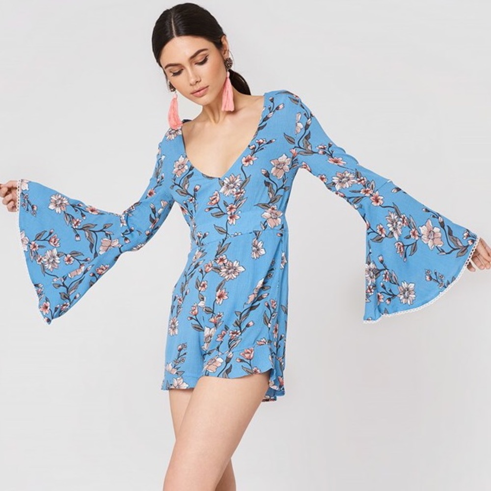 ✨NEW MINKPINK Somerset Bell Sleeve Floral Romper